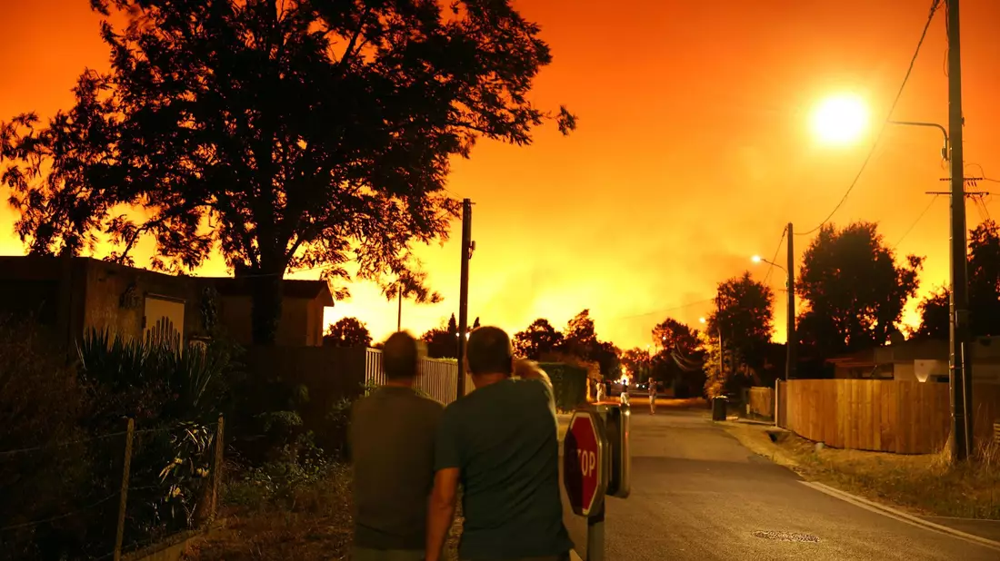 Die Waldbrände treffen die Urlaubsregion am Atlantik mitten in der Hochsaison. - Bild: Romain Perrocheau/AFP/dpa