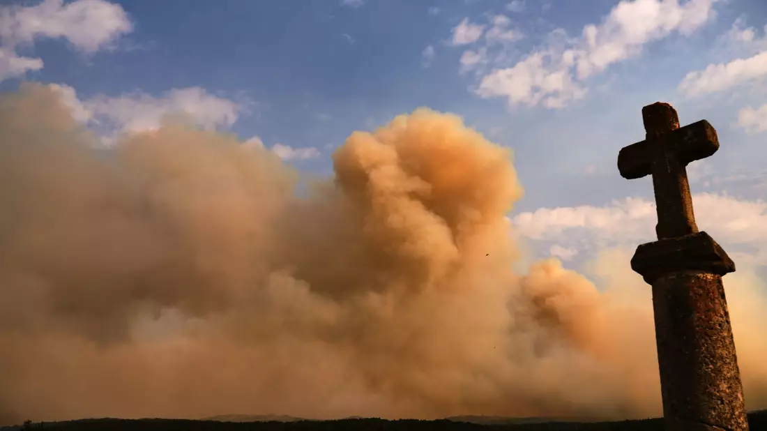 Wegen der Waldbrände in Spanien ist Rauch zu sehen. - Bild: Manu Fernandez/AP/dpa