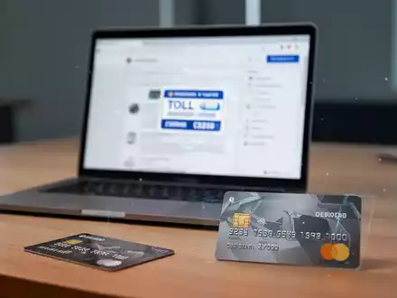Laptop auf einem Schreibtisch mit Kreditkarte als Symbol für Online-Zahlungssicherheit und Betrugsprävention. - Foto: über boerse-global.de