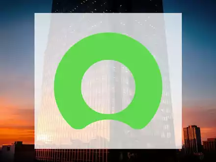 Moderne Glasfassade eines Wolkenkratzers bei Sonnenuntergang als Symbol für Software-Unternehmen - Foto: über boerse-global.de