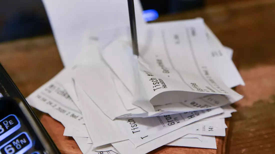 Papierbons sollen bald der Vergangenheit angehören. - Bild: Jens Kalaene/dpa-Zentralbild/dpa