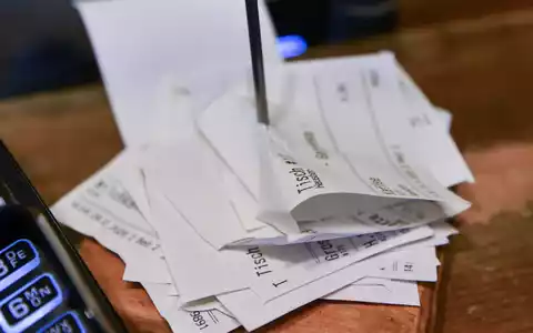Papierbons sollen bald der Vergangenheit angehören. - Foto: Jens Kalaene/dpa-Zentralbild/dpa