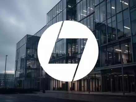 Moderne Büroarchitektur aus Glas und Stahl in kühlem, gedämpftem Licht als Symbol für den IT-Sektor. - Foto: über boerse-global.de