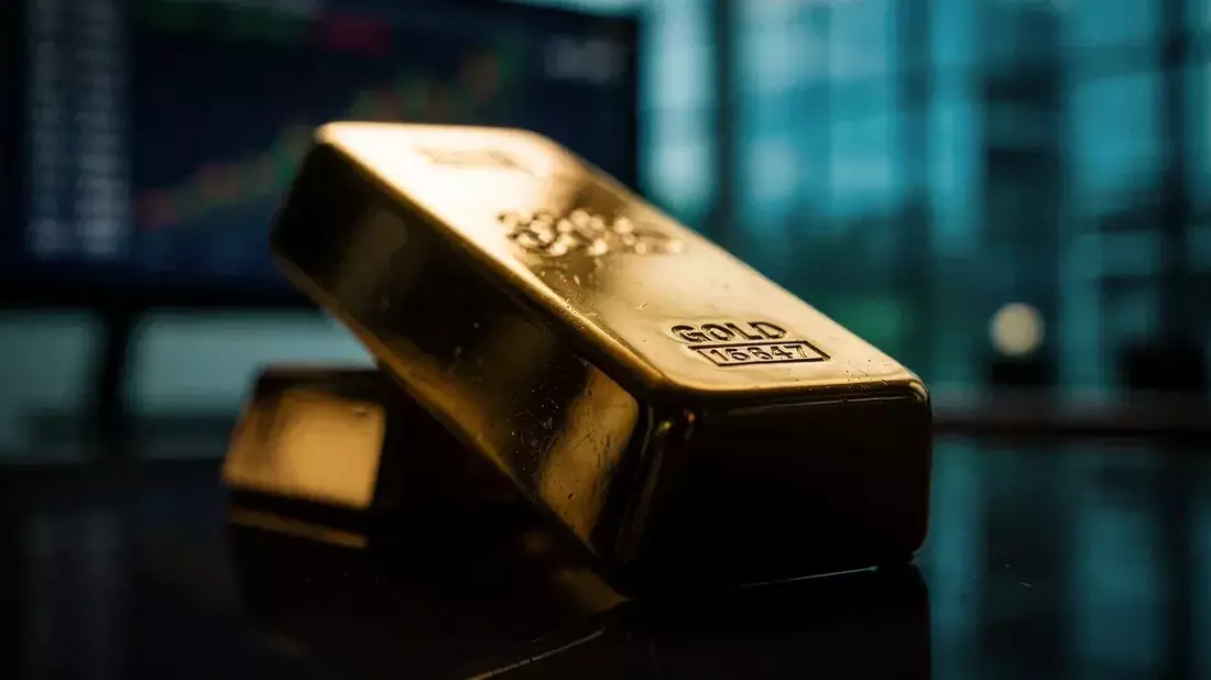 Oro cae 2% por petróleo y tipos altos: análisis del mercado