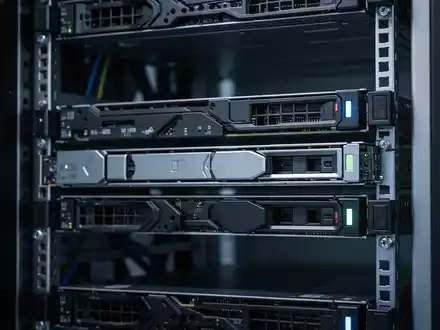Moderne Hochleistungsspeicher-Hardware in einem Serverraum, symbolisch für die Halbleiterindustrie. - Foto: über boerse-global.de