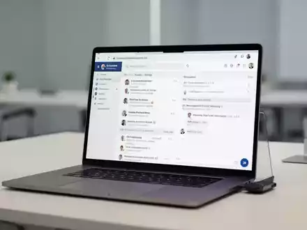Moderner Laptop-Bildschirm mit professioneller E-Mail-Oberfläche in einem sauberen, minimalistischen Büroarbeitsplatz. - Foto: über boerse-global.de