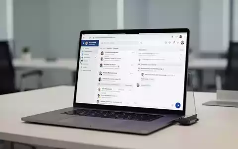 Moderner Laptop-Bildschirm mit professioneller E-Mail-Oberfläche in einem sauberen, minimalistischen Büroarbeitsplatz. - Foto: über boerse-global.de