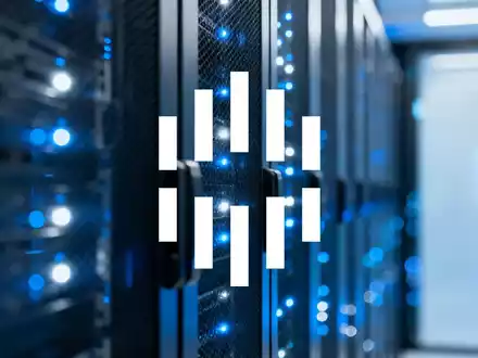 Moderne Serverinfrastruktur in einem Rechenzentrum mit blauer Beleuchtung als Symbol für digitales Wachstum. - Foto: über boerse-global.de
