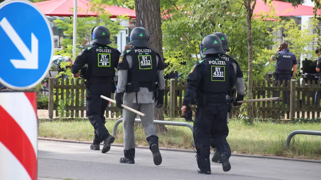 Laut Polizei soll der mutmaßlich männliche Täter mit einem Messer bewaffnet sein. - Bild: Moller-Schuh/Vifogra MEDIA/dpa