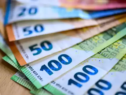 Voraussichtlich Ende 2026 wird der EZB-Rat entscheiden, wie die neuen Banknoten aussehen werden. (Archivbild) - Foto: Hendrik Schmidt/dpa