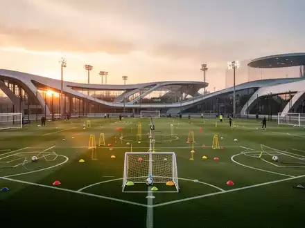 Modernes Fußball-Trainingsgelände mit hybriden Rasenplätzen und architektonisch anspruchsvollen Funktionsgebäuden. - Foto: über boerse-global.de
