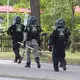 Polizisten sind in Regensburg im Einsatz.  - Bild: Moller-Schuh/Vifogra MEDIA/dpa