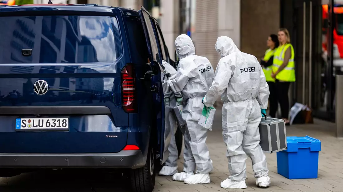 Die Spurensicherung ist im Einsatz. - Bild: Christoph Schmidt/dpa