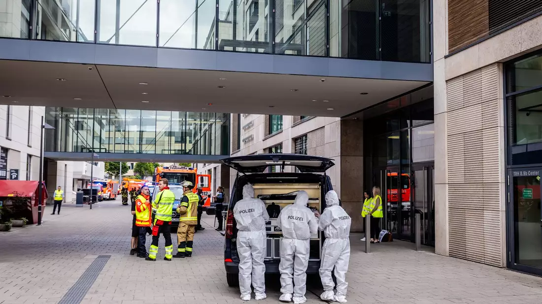Das Einkaufszentrum wurde zwischenzeitlich abgesperrt. - Bild: Christoph Schmidt/dpa