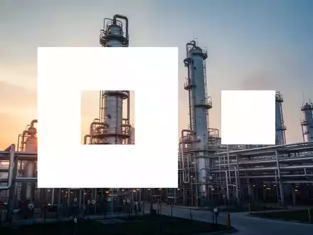 Moderne Industrieanlage mit Destillationstürmen bei Sonnenuntergang als Symbol für die Chemiebranche - Foto: über boerse-global.de