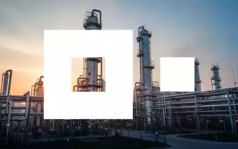 Moderne Industrieanlage mit Destillationstürmen bei Sonnenuntergang als Symbol für die Chemiebranche - Foto: über boerse-global.de