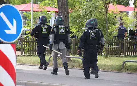 Polizisten sind in Regensburg im Einsatz.  - Foto: Moller-Schuh/Vifogra MEDIA/dpa