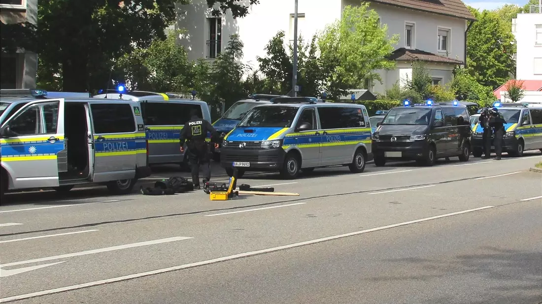 Die Polizei ist mit vielen Kräften im Einsatz. - Bild: Moller-Schuh/Vifogra MEDIA/dpa