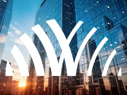 Moderne Büroarchitektur bei Sonnenuntergang als Symbol für Finanzberichterstattung - Foto: über boerse-global.de