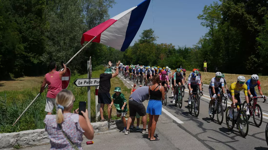Die Radprofis bei der 113. Tour de France.  - Bild: Thibault Camus/AP/dpa