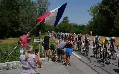 Die Radprofis bei der 113. Tour de France.  - Foto: Thibault Camus/AP/dpa