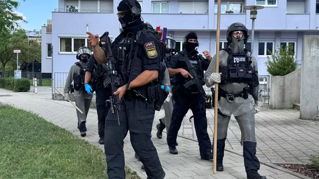 Einsatzkräfte nahmen den mutmaßlichen Täter nach der tödlichen Messerattacke fest.  - Bild: -/RGB Medienwerkstatt/dpa
