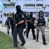 Einsatzkräfte nahmen den mutmaßlichen Täter nach der tödlichen Messerattacke fest.  - Foto: -/RGB Medienwerkstatt/dpa