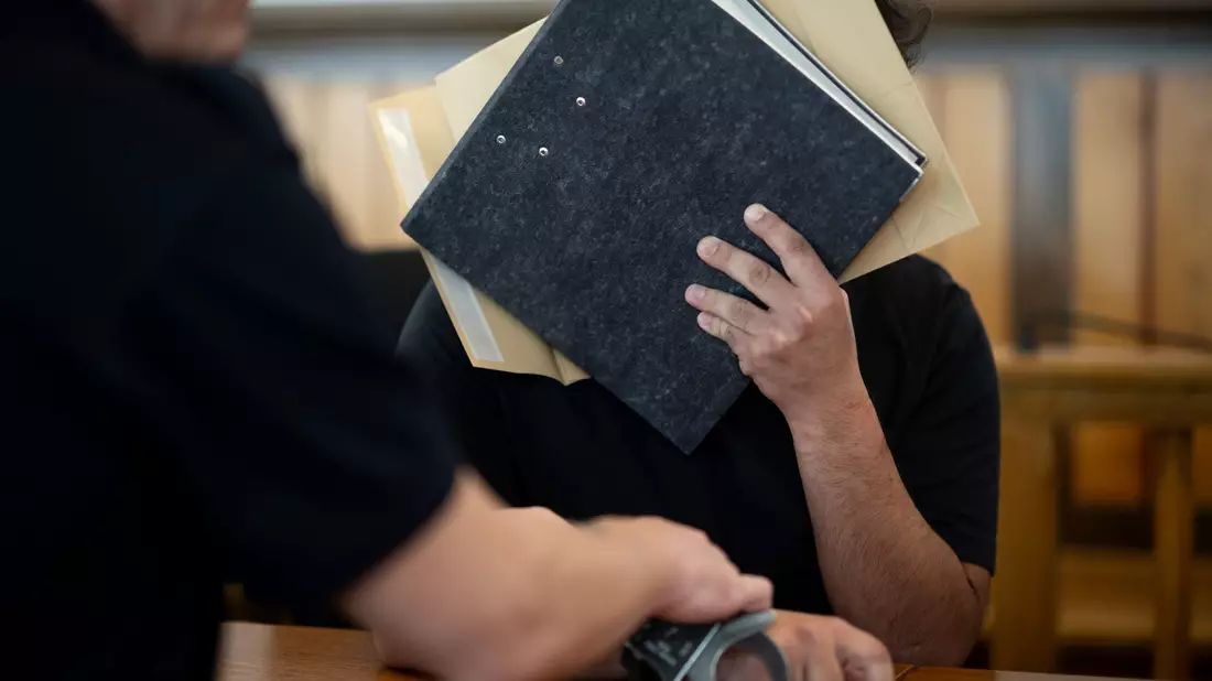 Die Verteidigung plädierte auf eine Strafe von 18 Monaten wegen gefährlicher Körperverletzung und neun Monaten für Urkundenfälschung. (Archivbild)  - Bild: Fabian Strauch/dpa