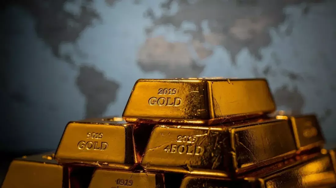 Oro cae tras repunte: petróleo y rendimientos frenan al metal preciado