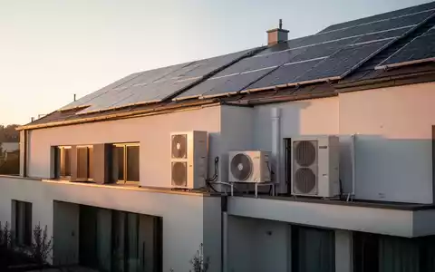 Modernes Wohnhaus mit Wärmepumpe und Solaranlage als Symbol für energetische Sanierung und steuerliche Förderung. - Foto: über boerse-global.de