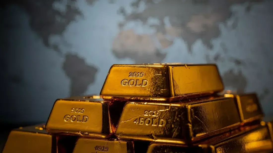 Gold Drops 1.76% as Rising Oil Yields Override Middle East Safe-Haven Demand