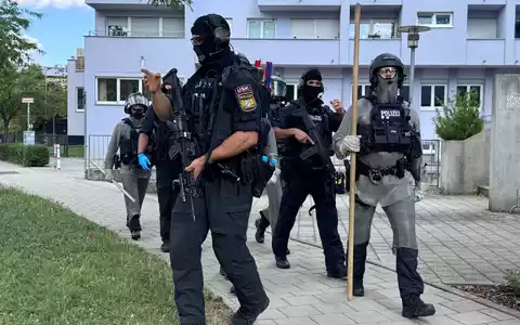 Die Polizei ist mit vielen Kräften vor Ort.  - Foto: -/RGB Medienwerkstatt/dpa