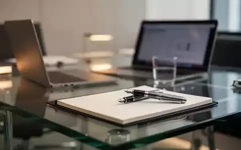 Ein moderner, minimalistischer Schreibtisch in einem Büro mit Laptop und Notizbuch, symbolisch für arbeitsrechtliche Reformen. - Foto: über boerse-global.de