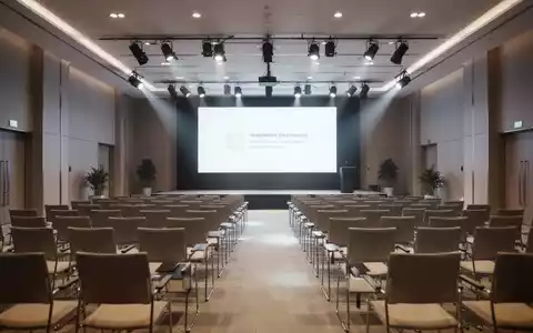 Moderner Konferenzsaal für eine Hauptversammlung mit Blick auf eine Bühne und Sitzreihen. - Foto: über boerse-global.de