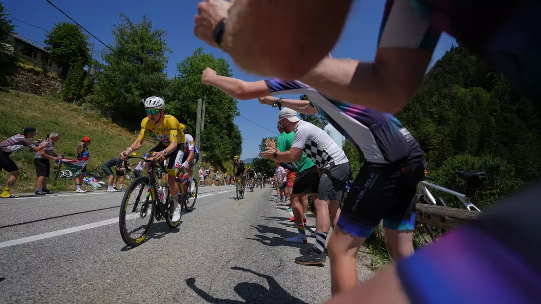 Im Team um Star Tadej Pogacar gibt es einige Krankheitsfälle.  - Bild: Thibault Camus/AP/dpa