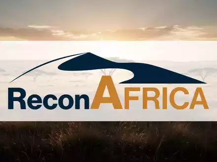 Weite afrikanische Savannenlandschaft bei Sonnenaufgang als Symbol für Energieexploration und natürliche Ressourcen. - Foto: über boerse-global.de