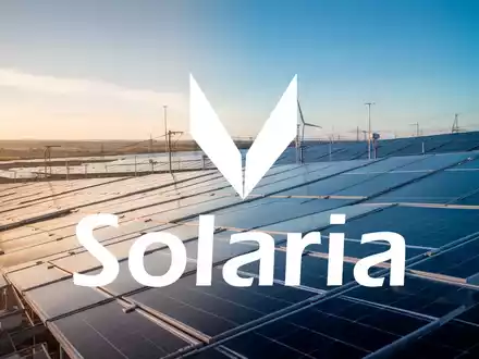 Moderne Solarpark-Anlage bei Sonnenuntergang als Symbol für erneuerbare Energien. - Foto: über boerse-global.de