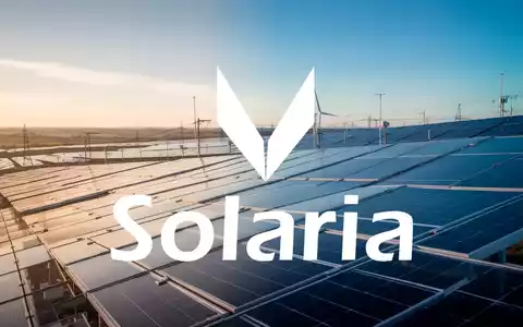 Moderne Solarpark-Anlage bei Sonnenuntergang als Symbol für erneuerbare Energien. - Foto: über boerse-global.de