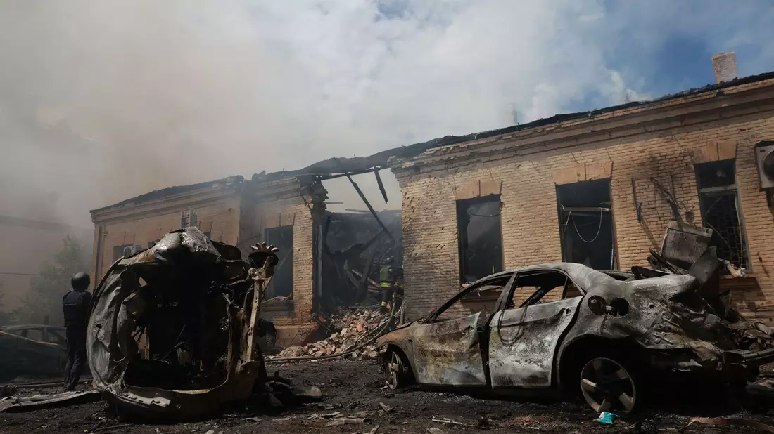 Wegen der anhaltenden russischen Angriffe gegen die Ukraine verschärft die EU abermals ihre Sanktionen. (Archivbild) - Bild: Evgeniy Maloletka/AP/dpa