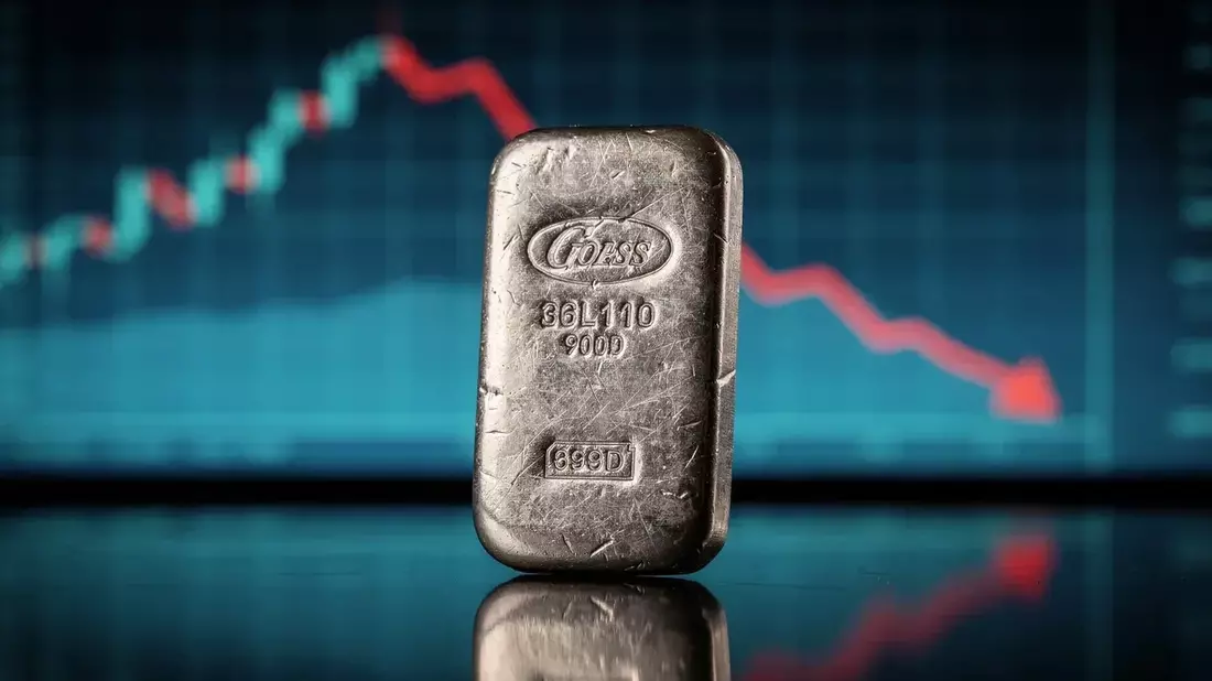 Silver Price Analysis: UBS Cuts Entry Target Amid Geopolitical Paradox