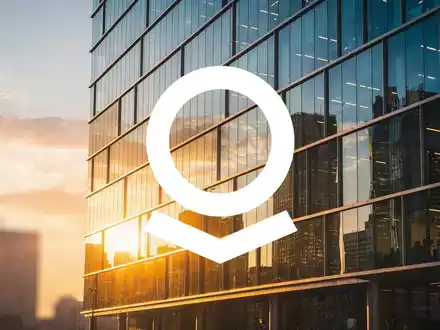 Modernes Bürogebäude bei Sonnenaufgang als Symbol für technologisches Wachstum und positive Marktstimmung. - Foto: über boerse-global.de