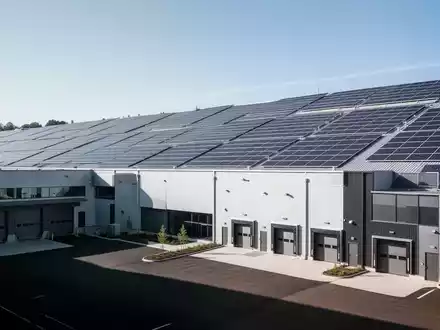 Moderne Logistikzentren mit Photovoltaikanlagen auf dem Dach als Symbol für nachhaltige Unternehmensstrategien. - Foto: über boerse-global.de