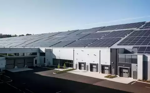 Moderne Logistikzentren mit Photovoltaikanlagen auf dem Dach als Symbol für nachhaltige Unternehmensstrategien. - Foto: über boerse-global.de