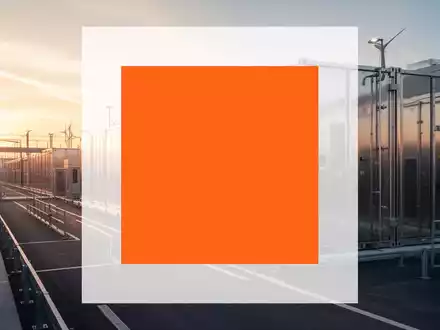 Moderne industrielle Batteriespeicheranlage bei Sonnenuntergang als Symbol für Energiewende. - Foto: über boerse-global.de