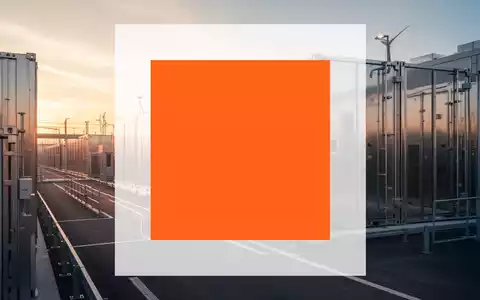 Moderne industrielle Batteriespeicheranlage bei Sonnenuntergang als Symbol für Energiewende. - Foto: über boerse-global.de