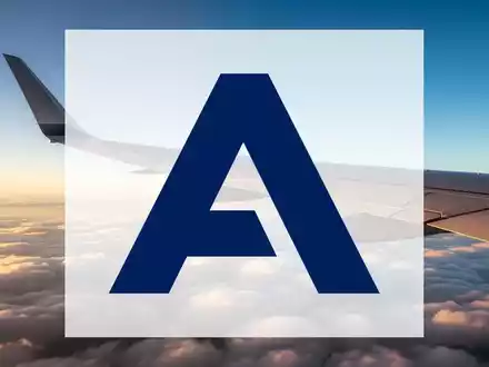 Flugzeugtragfläche über den Wolken bei Sonnenaufgang als Symbol für die Luftfahrtindustrie - Foto: über boerse-global.de