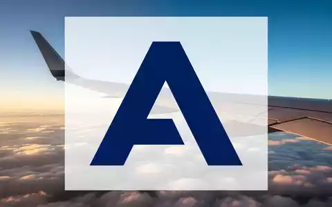 Flugzeugtragfläche über den Wolken bei Sonnenaufgang als Symbol für die Luftfahrtindustrie - Foto: über boerse-global.de