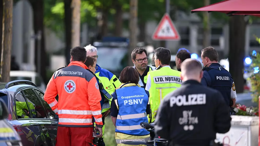 Auch zur psychosozialen Notversorgung waren geschulte Kräfte vor Ort. - Bild: Armin Weigel/dpa