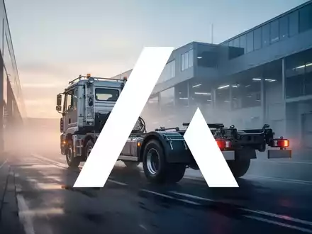 Modernes Nutzfahrzeug in einem industriellen Logistikzentrum bei Sonnenaufgang als Symbol für den Transportsektor - Foto: über boerse-global.de