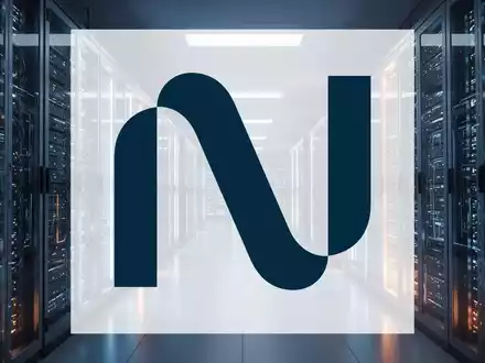 Moderne Rechenzentrumsinfrastruktur mit leuchtenden Server-Racks als Symbol für digitale Investitionen. - Foto: über boerse-global.de